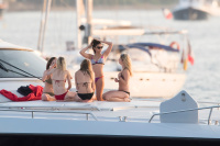 Nina Dobrev vacationing with friends in Saint-Tropez (July 20) FT4UkDy1