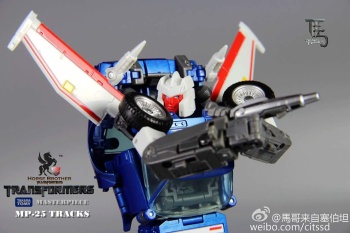[Masterpiece] MP-25 Tracks/Le Sillage (bleu) ― MP-25L LoudPedal/Tapageur (noir) ― MP-26 Road Rage/Rageuse (rouge) - Page 3 IByiU6yh