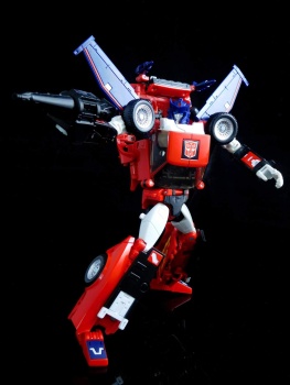 [Masterpiece] MP-25 Tracks/Le Sillage (bleu) ― MP-25L LoudPedal/Tapageur (noir) ― MP-26 Road Rage/Rageuse (rouge) - Page 5 M0oUdoBs