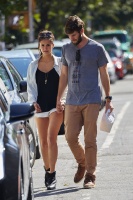 Nina Dobrev and Austin Stowell in NYC (August 13) N2ZwhVbu