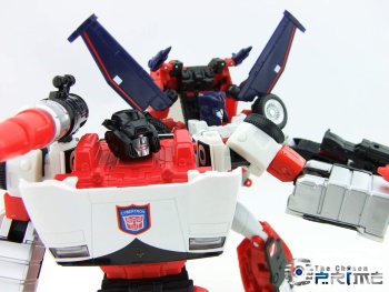 [Masterpiece] MP-12 Sideswipe/Frérot (rouge) ― MP-12G Sideswipe/Frérot G2 (noir) ― MP-12T Tigertrack/Tigrevoie (jaune) + MP-14C Clampdown/Châtimo (blanc) - Page 6 SBYpXedL