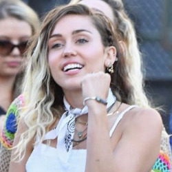 —Miley Cyrus❀.  - Página 12 Tumblr_opyqzyttj81sfyxf8o3_250