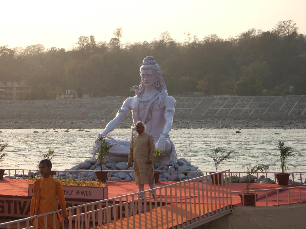 سجل حضورك ببلد من البلدان.. India-rishikesh-statue