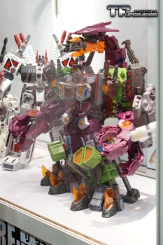 [Masterpiece Tiers] MAKETOYS MCB-03 PANDINUS aka SCORPONOK - Sortie Avril 2016 2FYOMNBY