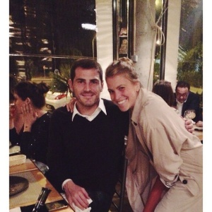 Iker con una fan, Sara detras - 25/09/2014 5BiHrzuo