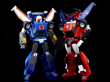 [Masterpiece] MP-25 Tracks/Le Sillage (bleu) ― MP-25L LoudPedal/Tapageur (noir) ― MP-26 Road Rage/Rageuse (rouge) - Page 5 6zRA7s9b