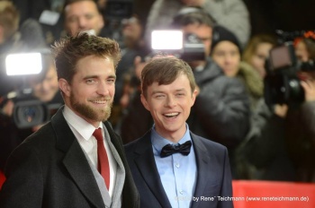 30 Julio - Nuevas / Antiguas fotos de Robert Pattinson en el estreno de LIFE - Berlinale 2015!!! LjMEfKGj