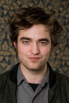 20 Julio - Nuevos/Antiguos Retratos de Rob durante la rueda de prensa de REMEMBER ME ahora en HQ!!! (2010) NRlnz2m6