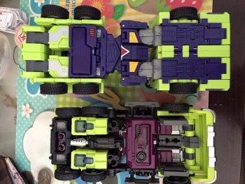 [Toyworld] Produit Tiers - Jouet TW-C Constructor aka Devastator/Dévastateur (Version vert G1 et jaune G2) - Page 5 RDxaqX2L