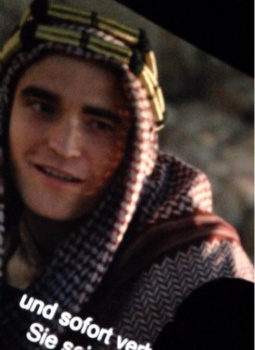 7 Febrero - Primer vistazo de Rob como T.E.Lawrence en Queen of the Desert!!! (Añadidas + imágenes) RSHOzleV