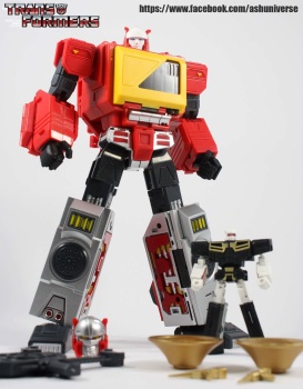 [Masterpiece Tiers] KFC TOYS TRANSISTOR PURE RED aka BLASTER - Sortie Janvier 2015 WtqTYZ03