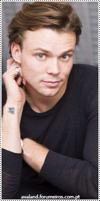 Ashton Irwin 19716139_qWSfL