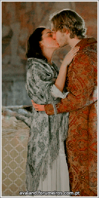 Adelaide Kane & Toby Regbo 18146110_rz8bg