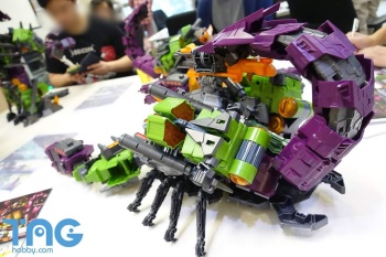 [Masterpiece Tiers] MAKETOYS MCB-03 PANDINUS aka SCORPONOK - Sortie Avril 2016 - Page 3 ECgdJYZm