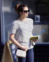  Nina Dobrev heads to a medical building chatting on her cell (June 03) HxQ9XpGd