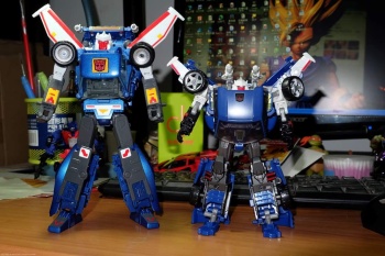 [Masterpiece] MP-25 Tracks/Le Sillage (bleu) ― MP-25L LoudPedal/Tapageur (noir) ― MP-26 Road Rage/Rageuse (rouge) - Page 3 ICmjgIby