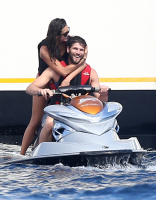 Nina Dobrev with her boyfriend Austin Stowell in Saint-Tropez (July 24) LebIa8xe