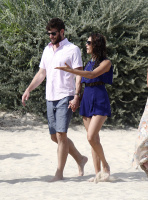 Nina Dobrev with her boyfriend Austin Stowell in Saint-Tropez (July 24) NjuqrxFs