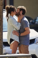 Nina Dobrev and Austin Stowell in NYC (August 13) VZyO1d9a