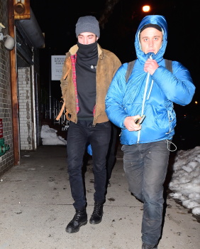 28 Enero - Nuevas Fotos de Rob en NY, hoy!!!! Az2IyJq3