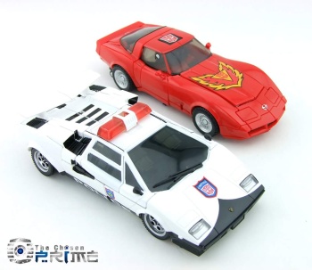 [Masterpiece] MP-12 Sideswipe/Frérot (rouge) ― MP-12G Sideswipe/Frérot G2 (noir) ― MP-12T Tigertrack/Tigrevoie (jaune) + MP-14C Clampdown/Châtimo (blanc) - Page 6 Jq6lRmBS