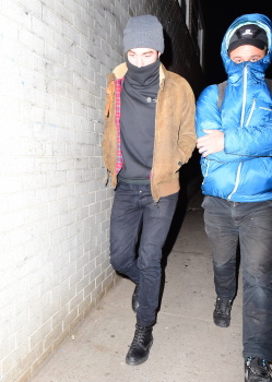 28 Enero - Nuevas Fotos de Rob en NY, hoy!!!! N1g33WzX