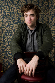 20 Julio - Nuevos/Antiguos Retratos de Rob durante la rueda de prensa de REMEMBER ME ahora en HQ!!! (2010) ZJeGxM5y