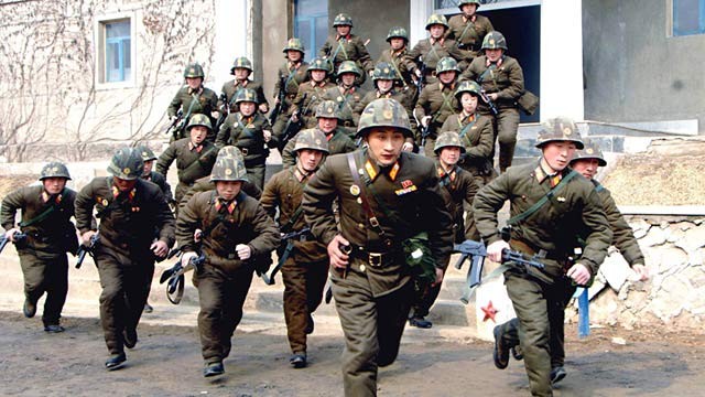 Crise dans la péninsule Coréenne - Page 4 Gty_north_korean_soldiers_ll_130308_wg