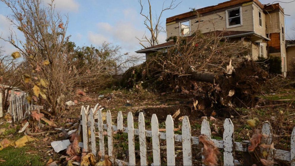 Resident-Serfs Allowed to Return to Tornado-Hit Illinois Town 150411_wn_perez1_637_16x9_992