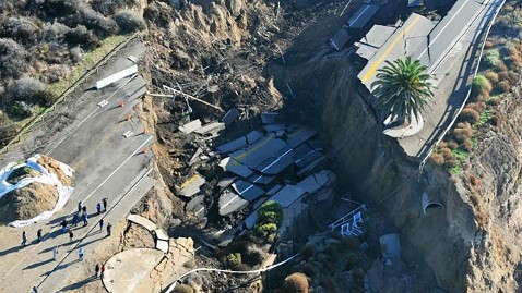 California se desliza en la carretera al mar después de que deslizamientos de tierra Ap_los_angeles_landslide_highway_ll_111121_wblog