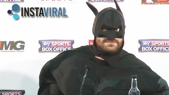 Klitschko llama payaso a Fury por disfrazarse de batman Hu_150923_DEPORTES_VIRALES_Tyson_Batman_Fury