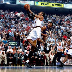 Legendarne slike NBA lige - Page 3 Nba_g_iverson_finals_300