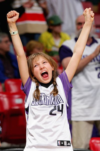 # KINGS # - Page 2 Pg2_g_kings-fans02_400