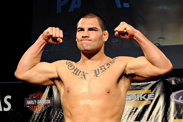 Razón por la que Cain Velasquez tiene el tatuaje de Brown Pride en su pecho Mma_g_cvelasquezts_600