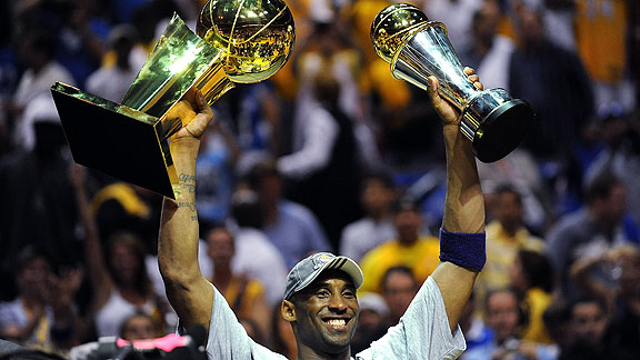 Legendarne slike NBA lige - Page 8 Nba_g_kobepostgm2_576