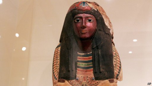 متحفان بريطانيان يعاقبان بعد بيع تمثال فرعوني 140730002152_mask_512x288_ap