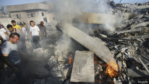 مقتل 12 فلسطينيا من بينهم زوجة قائد كتائب القسام وابنه في غارة على غزة 140820080339_gaza_512x288_reuters