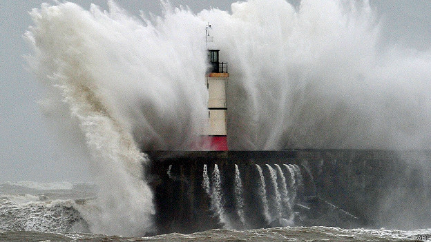 El inusual aliado en la lucha contra el calentamiento global 140822204830_climate_change_sea_waves_624x351_afp