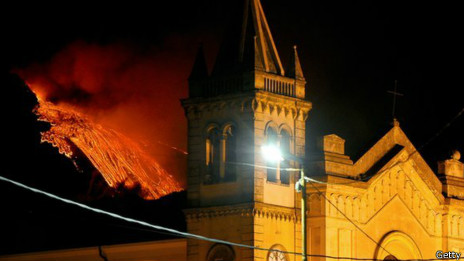 ¿Es posible detener la lava de un volcán en erupción? 140911120843_lava_etna_464x261_getty