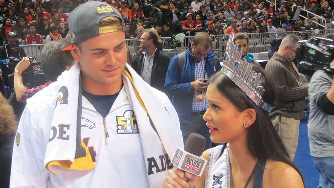 Pía en la apertura del Super Bowl 020116-NFL-Miss-Universe-with-Nick-Kasa-PI.vadapt.664.high.2