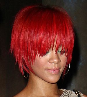 Photos de Rihanna - Page 2 Rihanna-cheveux-courts-rouge-avec-frange-effilee