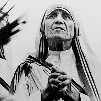 6 leçons de vie que tout le monde peut apprendre de Mère Teresa Mother-teresa-of-calcutta-prays-during-a-religious-service