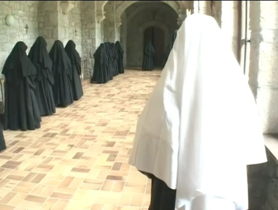 Le point commun entre Lady Gaga et les moniales du Barroux ? Benedictines-Entree-Eglise