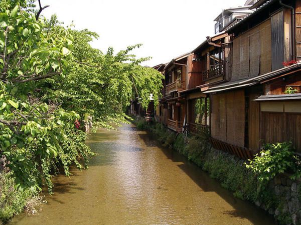 GION 800px-Kyoto_gion01-copie-1