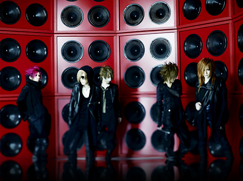 Classons le look de The GazettE The-GazettE-VORTEX