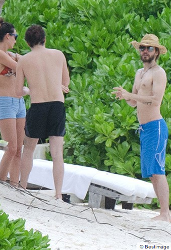 Jared Leto en vacances au Mexique - 28 décembre 2013 @ Public.fr candids  Jared-Leto-dec-13-Mexique-03