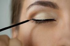 Application d'eye liner Eye-liner--notre-m-thode-sans-risque