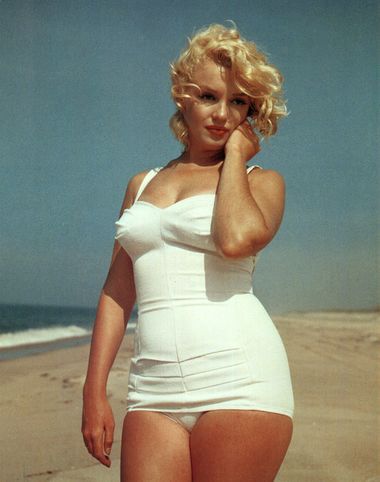 [ Votes ] Beaver VS Kiki Marilyn-Monroe-oversized-postcard--