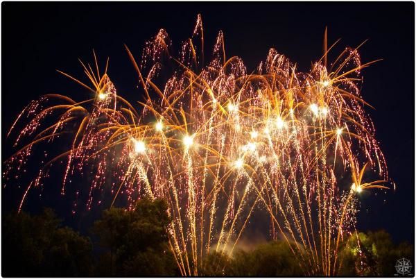 Fête en l'honneur de Armaury pour son élection remporté avec succès !(samedi soir 19h00) - Page 4 Feu-d-artifice-juillet-08-IMGP0941