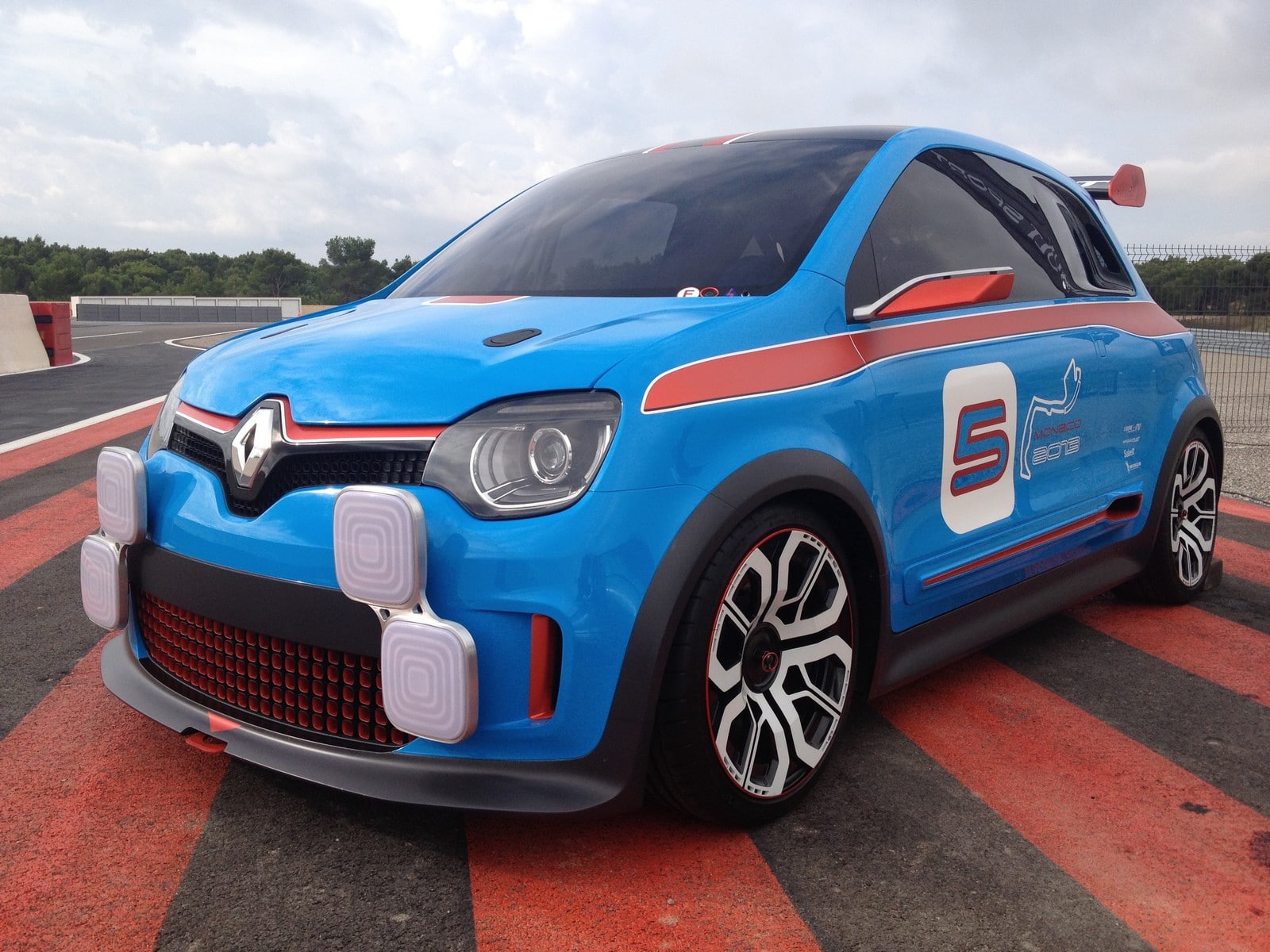 2014 - [Renault] Twingo III [X07] - Page 19 Renault-twinrun-concept